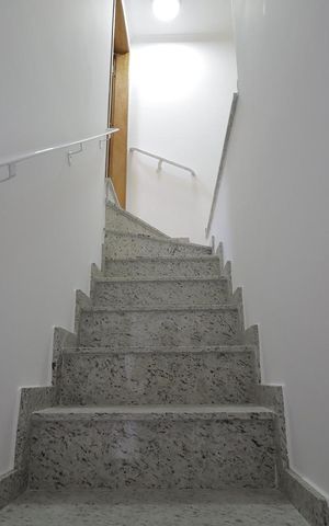 Apartamento à venda com 159m², 3 quartos e 2 vagas Apartamento à venda com 159m², 3 quartos e 2 vagasEscada
