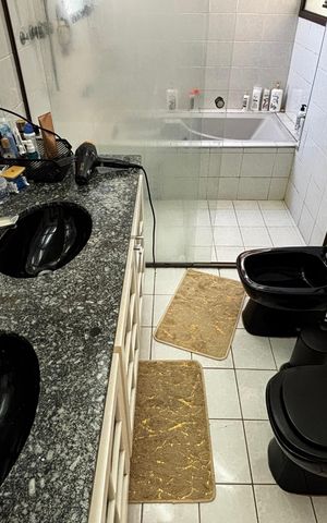 Apartamento à venda com 390m², 5 quartos e 10 vagas Apartamento à venda com 390m², 5 quartos e 10 vagasBanheiro da Suíte 1