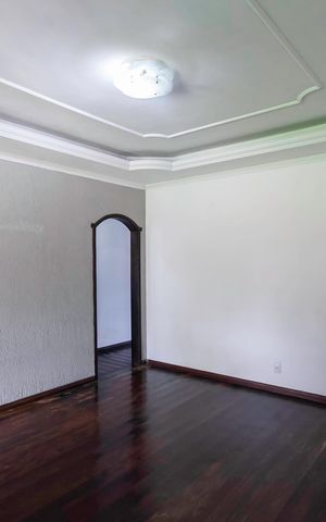 Casa à venda com 420m², 3 quartos e 6 vagas Casa à venda com 420m², 3 quartos e 6 vagasSala