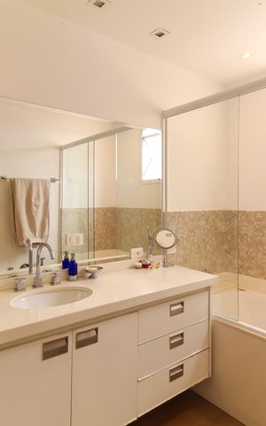 Apartamento à venda com 228m², 4 quartos e 4 vagas Apartamento à venda com 228m², 4 quartos e 4 vagasBanheiro da Suíte 1