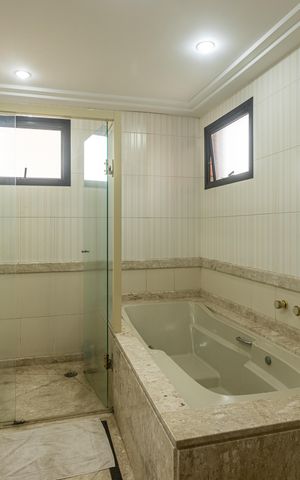 Apartamento à venda com 220m², 4 quartos e 4 vagas Apartamento à venda com 220m², 4 quartos e 4 vagasBanheiro da Suíte 1