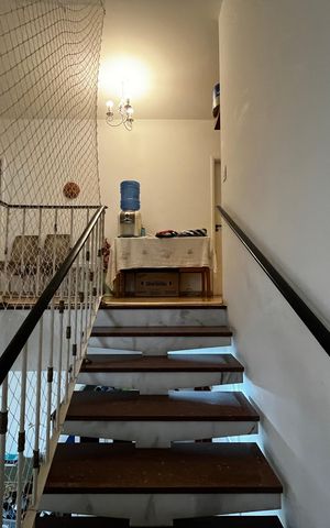 Casa à venda com 564m², 7 quartos e 4 vagasEscada