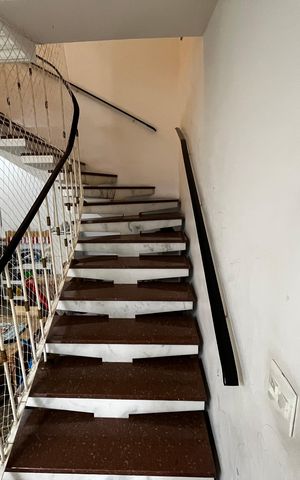 Casa à venda com 564m², 7 quartos e 4 vagasEscada