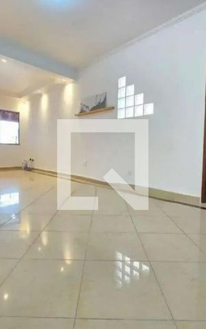 Casa à venda com 240m², 3 quartos e 2 vagas