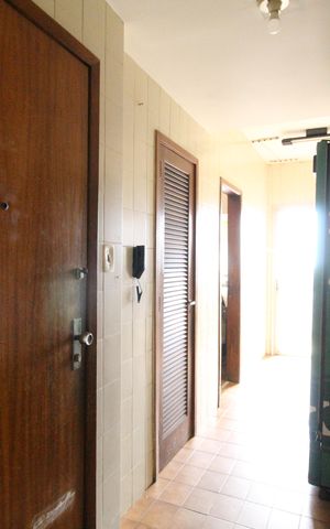 Apartamento à venda com 502m², 4 quartos e 3 vagasÁrea de serviço - Porta para o corredor do prédio 