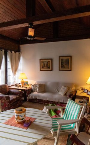 Casa à venda com 219m², 4 quartos e 3 vagas Casa à venda com 219m², 4 quartos e 3 vagasSala