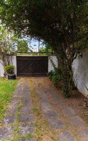 Casa à venda com 219m², 4 quartos e 3 vagas Casa à venda com 219m², 4 quartos e 3 vagasGaragem