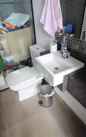 Casa de condomínio para alugar com 355m², 4 quartos e 4 vagasBanheiro de serviço