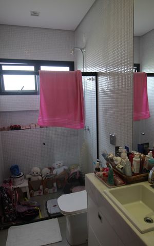 Casa de condomínio para alugar com 355m², 4 quartos e 4 vagasBanheiro