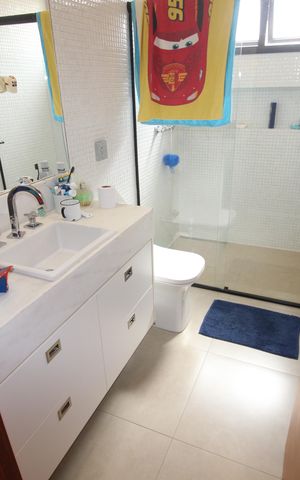 Casa de condomínio para alugar com 355m², 4 quartos e 4 vagasBanheiro