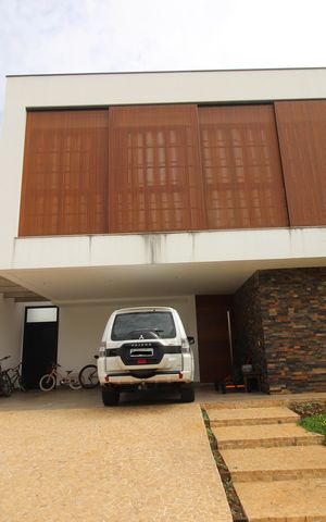 Casa de condomínio para alugar com 355m², 4 quartos e 4 vagasFachada