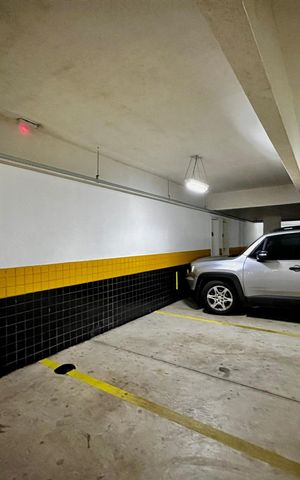 Apartamento à venda com 250m², 3 quartos e 5 vagas Apartamento à venda com 250m², 3 quartos e 5 vagasGaragem