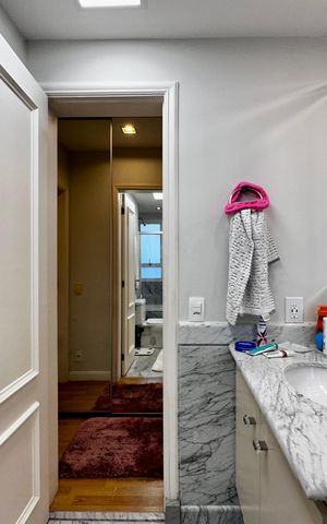 Apartamento à venda com 250m², 3 quartos e 5 vagas Apartamento à venda com 250m², 3 quartos e 5 vagasBanheiro 2 Suíte 3
