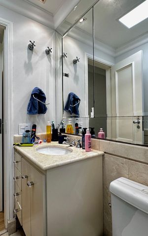 Apartamento à venda com 250m², 3 quartos e 5 vagas Apartamento à venda com 250m², 3 quartos e 5 vagasBanheiro Suíte 2