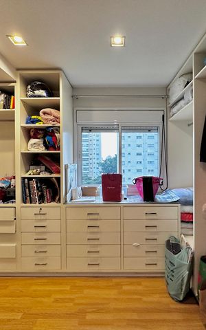 Apartamento à venda com 250m², 3 quartos e 5 vagas Apartamento à venda com 250m², 3 quartos e 5 vagasCloset Suíte 3