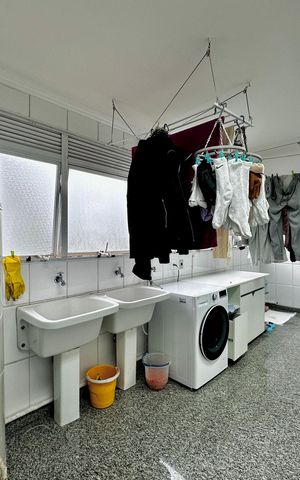 Apartamento à venda com 250m², 3 quartos e 5 vagas Apartamento à venda com 250m², 3 quartos e 5 vagasÁrea de Serviço