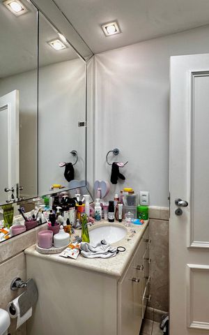 Apartamento à venda com 250m², 3 quartos e 5 vagas Apartamento à venda com 250m², 3 quartos e 5 vagasBanheiro Suíte 1
