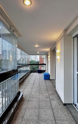 Apartamento à venda com 250m², 3 quartos e 5 vagas Apartamento à venda com 250m², 3 quartos e 5 vagasVaranda