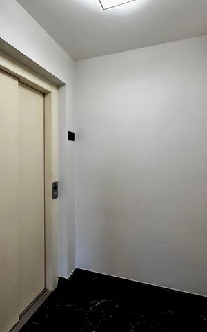 Apartamento à venda com 250m², 3 quartos e 5 vagas Apartamento à venda com 250m², 3 quartos e 5 vagasHall Social Apartamento
