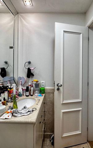 Apartamento à venda com 250m², 3 quartos e 5 vagas Apartamento à venda com 250m², 3 quartos e 5 vagasBanheiro Suíte 1