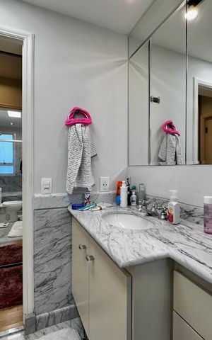 Apartamento à venda com 250m², 3 quartos e 5 vagas Apartamento à venda com 250m², 3 quartos e 5 vagasBanheiro 2 Suíte 3