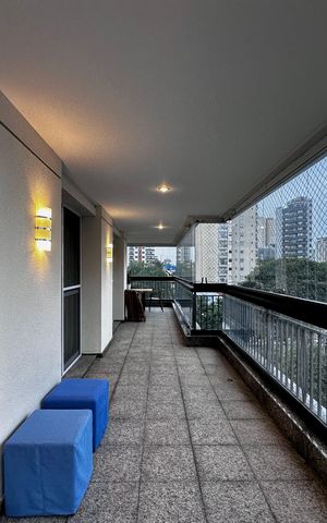 Apartamento à venda com 250m², 3 quartos e 5 vagas Apartamento à venda com 250m², 3 quartos e 5 vagasVaranda