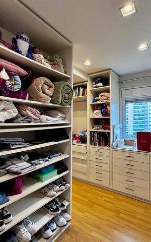 Apartamento à venda com 250m², 3 quartos e 5 vagas Apartamento à venda com 250m², 3 quartos e 5 vagasCloset Suíte 3