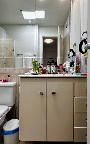 Apartamento à venda com 250m², 3 quartos e 5 vagas Apartamento à venda com 250m², 3 quartos e 5 vagasBanheiro Suíte 1