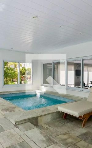 Apartamento à venda com 250m², 3 quartos e 5 vagas Apartamento à venda com 250m², 3 quartos e 5 vagasPiscina Coberta