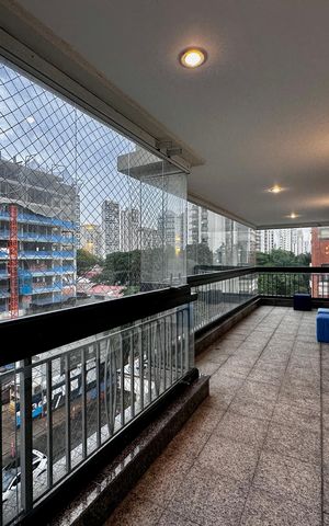 Apartamento à venda com 250m², 3 quartos e 5 vagas Apartamento à venda com 250m², 3 quartos e 5 vagasVaranda