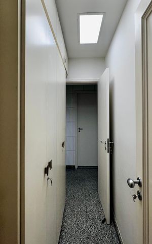 Apartamento à venda com 250m², 3 quartos e 5 vagas Apartamento à venda com 250m², 3 quartos e 5 vagasRoupeiro