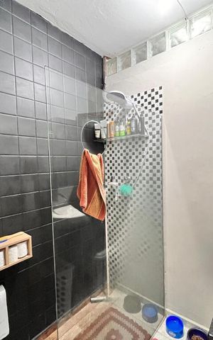 Casa à venda com 270m², 5 quartos e 1 vaga Casa à venda com 270m², 5 quartos e 1 vagaBanheiro Suíte