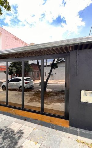 Casa à venda com 270m², 5 quartos e 1 vaga Casa à venda com 270m², 5 quartos e 1 vagaFachada