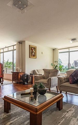 Casa à venda com 526m², 4 quartos e 4 vagas Casa à venda com 526m², 4 quartos e 4 vagasSala