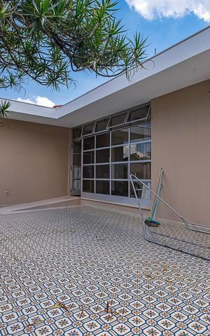 Casa à venda com 526m², 4 quartos e 4 vagas Casa à venda com 526m², 4 quartos e 4 vagasVaranda