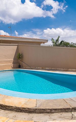 Casa à venda com 526m², 4 quartos e 4 vagas Casa à venda com 526m², 4 quartos e 4 vagasQuintal