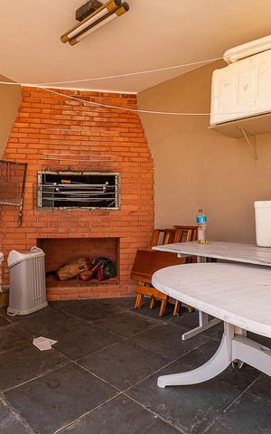 Casa à venda com 526m², 4 quartos e 4 vagas Casa à venda com 526m², 4 quartos e 4 vagasQuintal