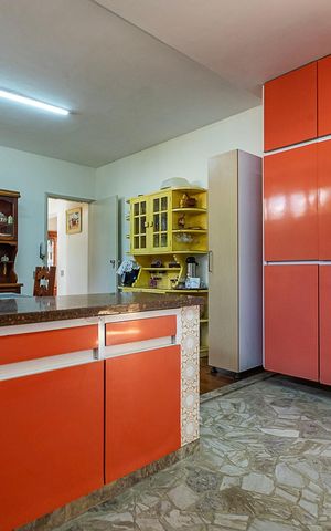 Casa à venda com 526m², 4 quartos e 4 vagas Casa à venda com 526m², 4 quartos e 4 vagasCozinha