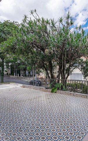 Casa à venda com 526m², 4 quartos e 4 vagas Casa à venda com 526m², 4 quartos e 4 vagasVaranda