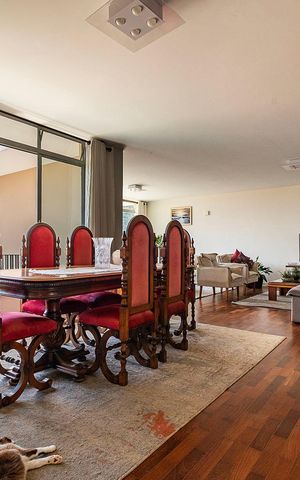 Casa à venda com 526m², 4 quartos e 4 vagas Casa à venda com 526m², 4 quartos e 4 vagasSala