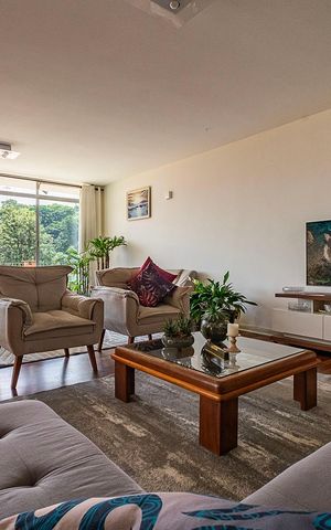 Casa à venda com 526m², 4 quartos e 4 vagas Casa à venda com 526m², 4 quartos e 4 vagasSala
