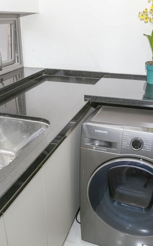 Apartamento à venda com 85m², 2 quartos e 2 vagas Apartamento à venda com 85m², 2 quartos e 2 vagasCozinha e Área de Serviço