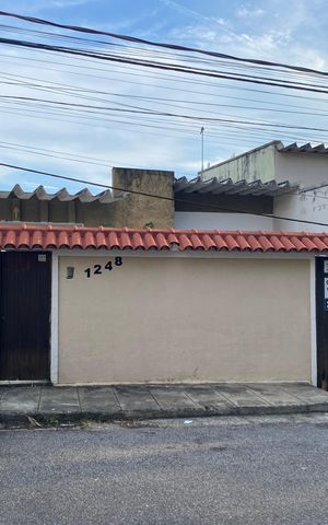 Casa à venda com 333m², 5 quartos e 4 vagasFachada / Placa 