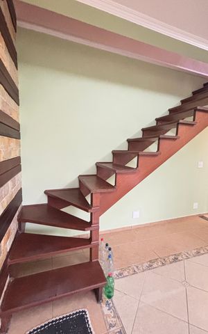 Casa à venda com 160m², 2 quartos e 1 vaga Casa à venda com 160m², 2 quartos e 1 vagaEscada