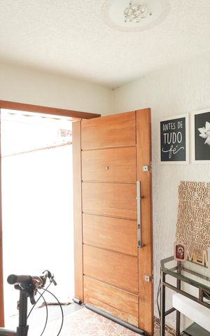 Casa à venda com 100m², 3 quartos e 2 vagas Casa à venda com 100m², 3 quartos e 2 vagasEntrada
