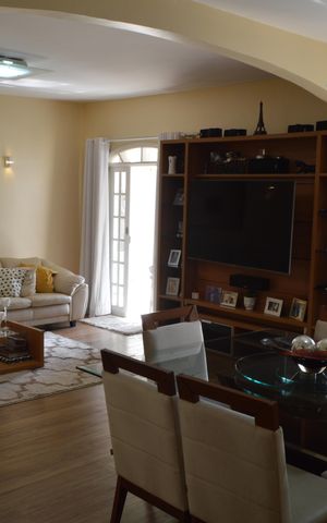 Casa à venda com 339m², 4 quartos e 3 vagas Casa à venda com 339m², 4 quartos e 3 vagasSala