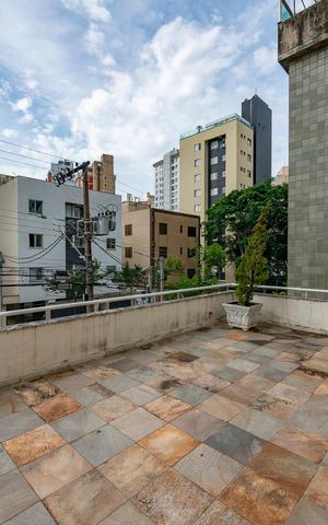 Casa à venda com 282m², 4 quartos e 3 vagas Casa à venda com 282m², 4 quartos e 3 vagasVaranda