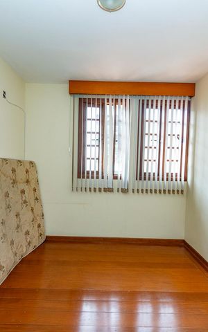 Casa à venda com 282m², 4 quartos e 3 vagas Casa à venda com 282m², 4 quartos e 3 vagasQuarto 4
