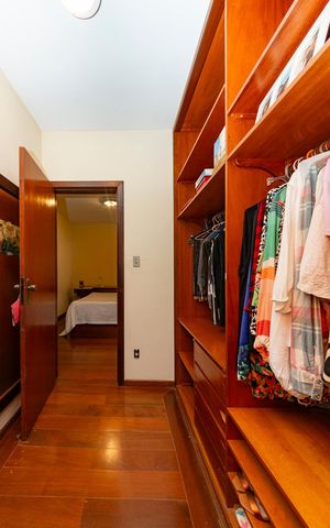 Casa à venda com 282m², 4 quartos e 3 vagasCloset da suíte