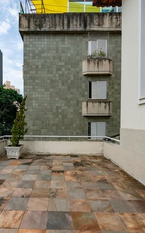 Casa à venda com 282m², 4 quartos e 3 vagas Casa à venda com 282m², 4 quartos e 3 vagasVaranda